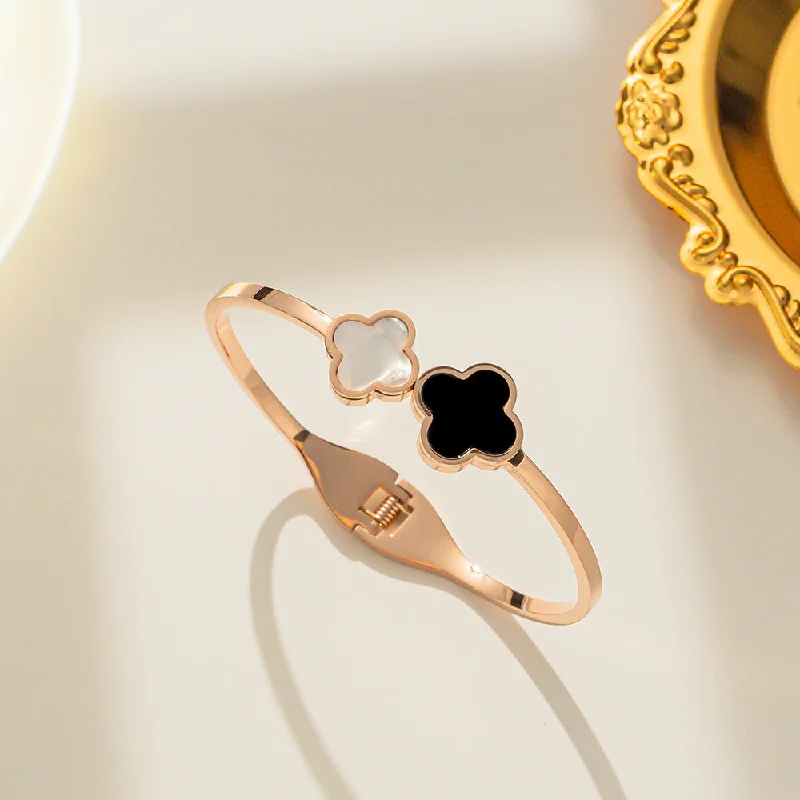 116 Black and White Clover Bracelet Rose Gold