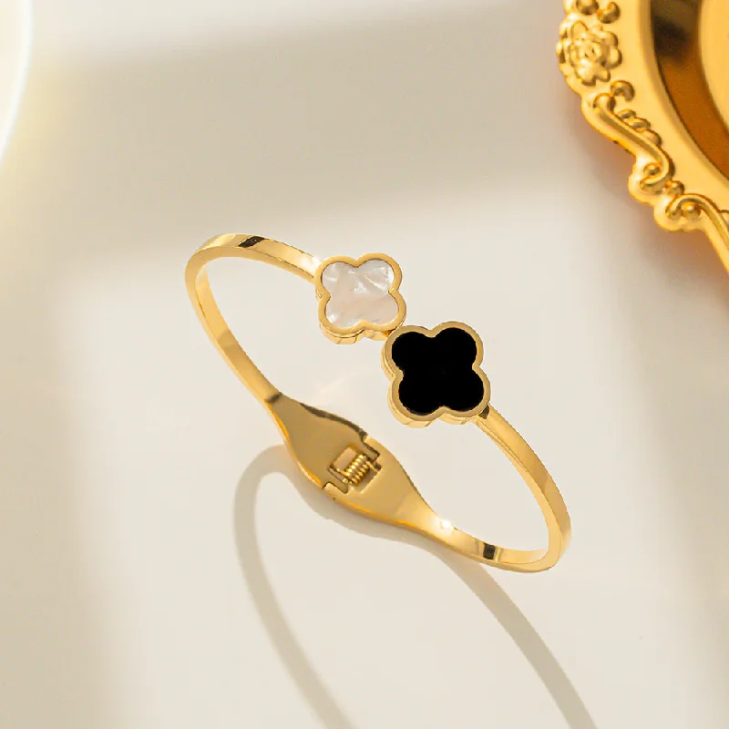 116 Black and White Clover Bracelet Gold